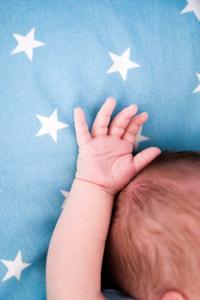 photograph of the hand of newborn baby