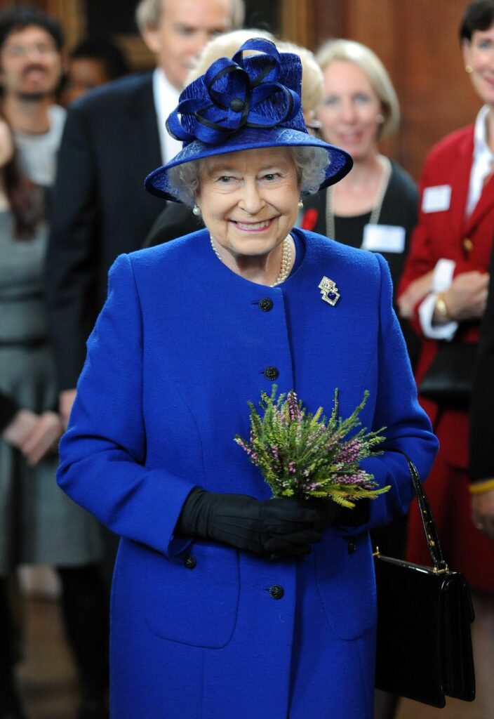 queen Elizabeth in blue outfit