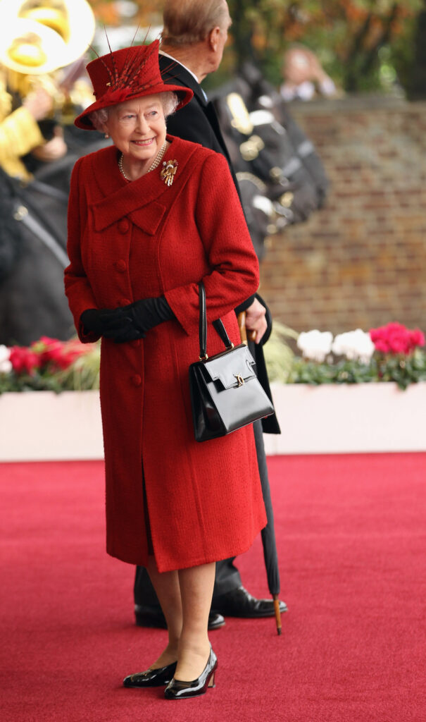 queen Elizabeth in red outfit