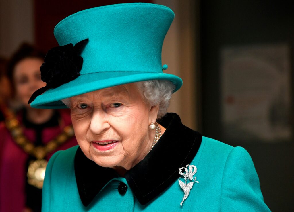 queen Elizabeth in cyan outfit