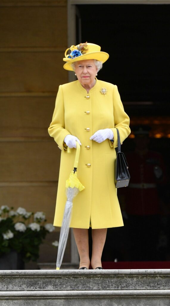 queen Elizabeth in yellow outfit