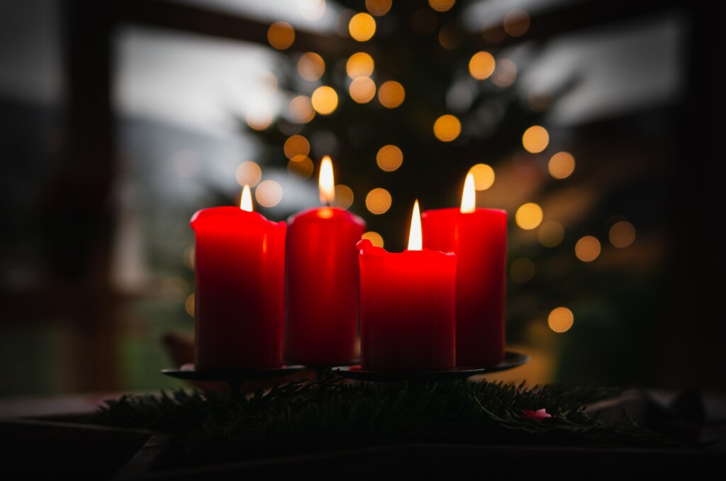 Picture of 4 red candles next to the Christmas tree